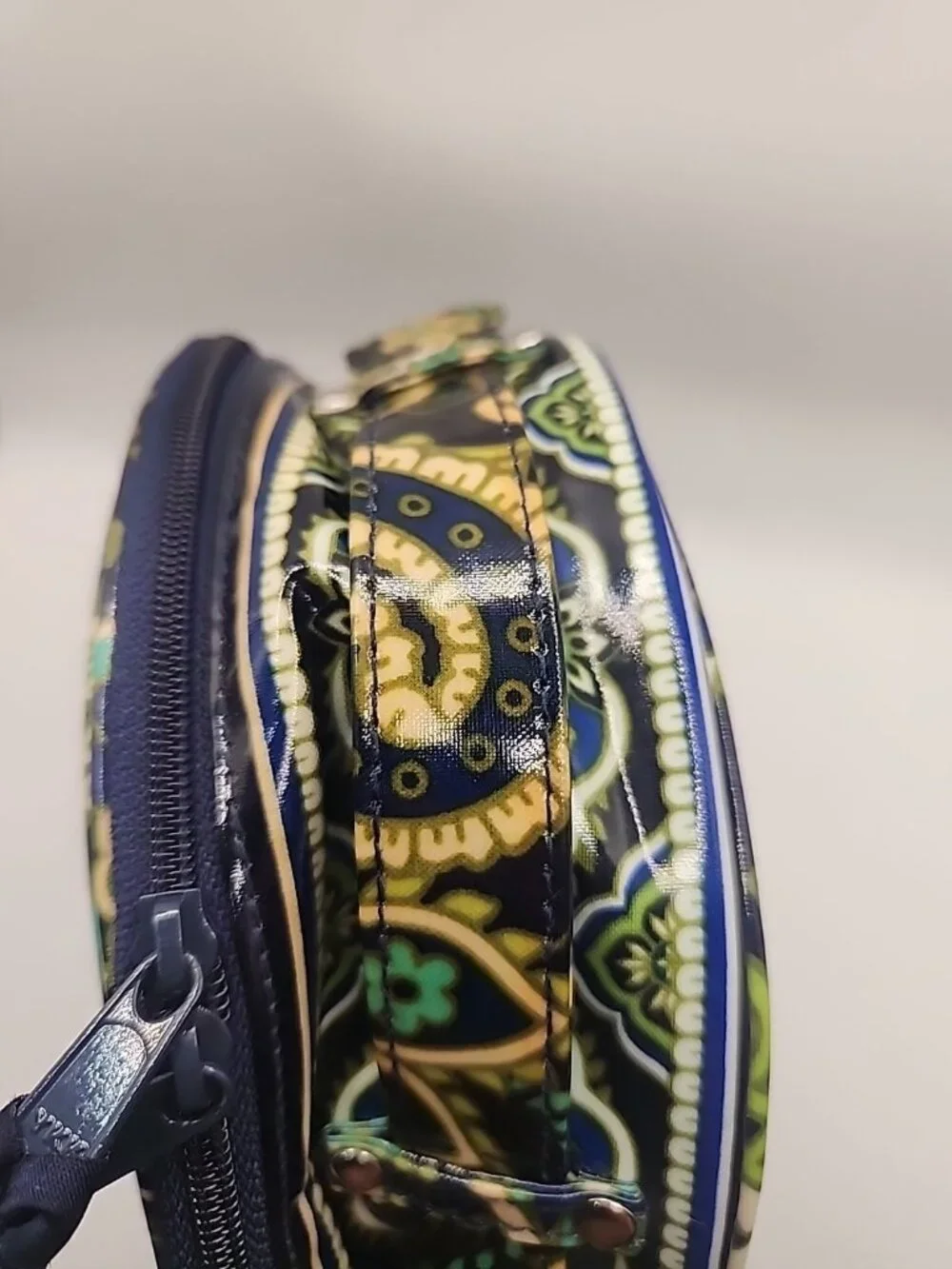 VERA BRADLEY Round Vinyl Makeup Bag Blue, Aqua & Green.